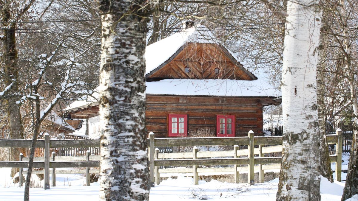 FOTO: Zimní romantika v nejhezčím koutu Vysočiny. Chaloupky jako malované pokryl sníh